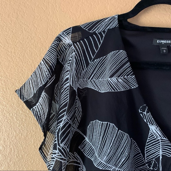 Express Tie Front Black & White Tropical Palm Print Blouse - Medium - Picture 5 of 9